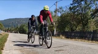 Doi tineri din Iaşi s-au luat la întrecere cu trenul și au câștigat. Au ajuns și pe Vârful Moldoveanu