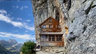 Localul dintre stânci, atracția Alpilor Elvețieni