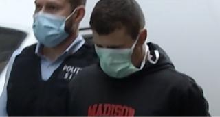 Un bărbat mascat a băgat spaima în locuitorii din Drumul Taberei. Două femei i-au picat victime