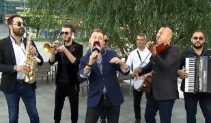 Mahala Rai Banda cântă la Observator. Trupa lansează super piesa „Dansează şi bea”