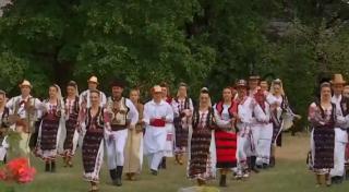 Câţiva artişti din Gorj au dansat pe piesa Jerusalema în costume tradiționale