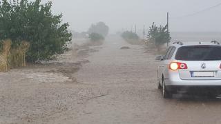 Rupere de nori în Constanța. Puhoaiele s-au revărsat pe șosea, între Tortoman și Siliștea