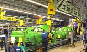 Angajații de la uzina din Craiova realizează cel mai puternic model de mașină produs în România (Video)