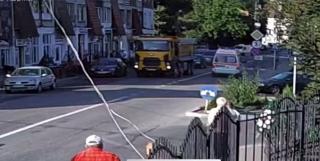 Ambulanţă care transporta un pacient suspect de COVID-19, lovită într-o interescție la Năsăud (Video)