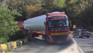 O cisternă a blocat circulația pe Valea Oltului