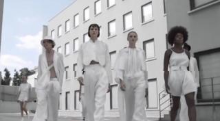 Alb şi negru, tendinţele în modă pentru primăvara viitoare (Video)