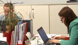 Lucrul de acasă înseamnă mai multă muncă pentru angajaţi