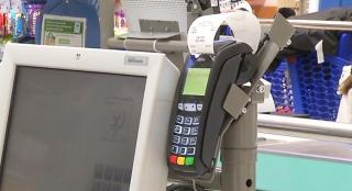 Români blocați în benzinării cu copiii, după ce sistemul de plată cu cardul al Raiffeisen a picat câteva ore