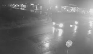 Imagini cu momentul când basculanta intră într-un autobuz, la Lețcani. Se vede că frânele camionului au cedat (video)