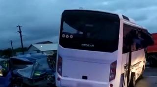 Cod roşu de intervenţie în Iaşi. Un accident cu 13 victime s-a produs în localitatea Leţcani