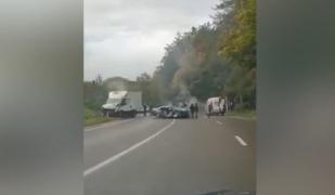 Mașină fumegând la Ilișești, în Suceava, lovită de o dubă: "Doamne ferește, uăi! E-năuntru!" (video)