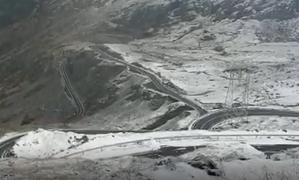 Primele ninsori de la munte i-au făcut pe drumari să scoată utilajele de deszăpezire (Video)