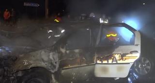 Doi poliţişti şi un jandarm, salvați de un elev dintr-o mașină în flăcări