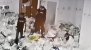 Alegerile s-au terminat, scandalurile continuă la Sectorul 1! Cinci oameni surprinși când caută în sacii cu voturi şi în procesele verbale