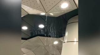 Șuvoaie de apă prin tavanul noii stații de metrou din Drumul Taberei