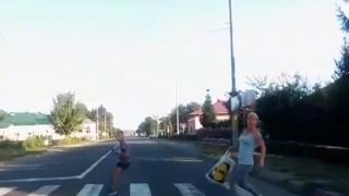 Mamă și copil la un pas de tragedie, pe o trecere de pietoni din Bacău