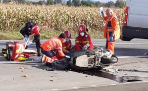 Un motociclist și-a găsit sfârșitul după impactul cu o dubă, lângă Feldioara. Paramedicii au făcut tot posibilul să-l salveze, însă fără succes