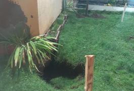 Sperietură teribilă pentru o familie din Harghita-Băi, după ce au simţit că pământul de sub casă începe să cedeze