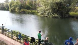 Zeci de copii au participat la un concurs de pescuit sportiv la Oradea, pe malul Crişului Repede