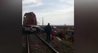 Doi morţi, după ce un tren de călători a lovit o maşină, la Suceava | Video