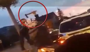 Un șofer a scos toporul și l-a ridicat asupra unui motociclist adolescent, la Bistrița