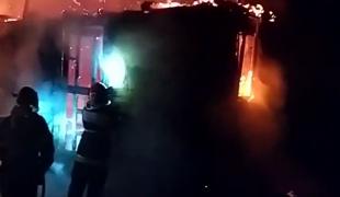 Incendiu puternic în comuna Bucov din judeţul Prahova. O casă a fost mistuită complet de flăcări