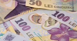 Pandemia sufocă economia. Cu salarii mai mici şi cheltuieli mai mari, mulţi români strâng cureaua