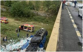 Imagini cumplite la Vâlcea, după ce un TIR s-a prăbușit de pe un pod direct în albia râului Lotru (Video)