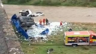 Tir prăbușit de pe un viaduct pe Valea Lotrului. Şoferul nu a avut nicio şansă