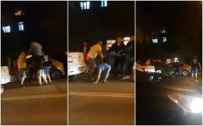 Bătaie în trafic, la Tecuci. Lovitură de picior din săritură, executată de un tânăr | Video