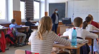 Tot mai multe școli intră pe scenariul roșu, după ce a crescut numărul de elevi și profesori infectați cu noul coronavirus
