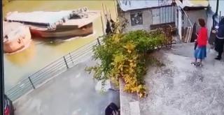 O barjă scăpată de sub control pe Dunăre s-a izbit de zidurile Mănăstirii Mraconia (Video)