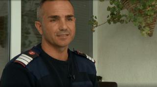 Romulus Pascaru, pompierul cu suflet de artist care transformă durerea în picturi şi poezie