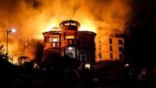 Case mistuite de flăcări, copil de 14 ani mort în incendiul din Bucureşti