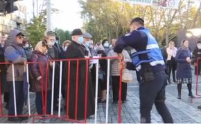 Rugăciuni şi huiduieli la moaștele Sfintei Parascheva, în Ziua Hramului (Video)