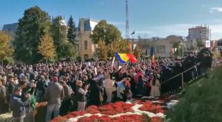 Scandal la moaștele Sfintei Parascheva. Credincioșii forțează intrarea în curtea Mitropoliei din Iași. VIDEO