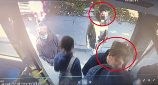 Hoți de buzunare filmați când dau lovitura într-un autobuz din Craiova (Video)