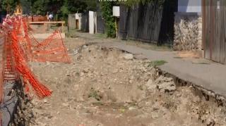 Haos pe șantier, lângă operele lui Brâncuși. În urma muncitorilor au rămas doar gropi şi cârpeli