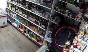 Tânăr filmat cum fură din magazine, în Dej. Paguba, 20 de sticle cu whisky | Video