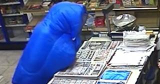 O bătrână și-a rupt bastonul pe spatele unui tânăr care încerca să o jefuiască | Video