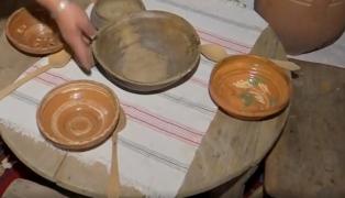 O fostă profesoară din Gorj a creat acasă un tărâm de poveste din lucrurile primite de la bunici