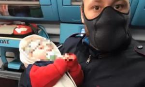 Doi români și-au abandonat bebelușul de 4 luni pe o stradă din Verona. Zeci de familii s-au oferit să aibă grijă de el | Video