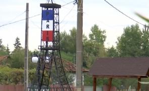 Strada Paris din comuna Optaşi are acum propriul turn Eiffel