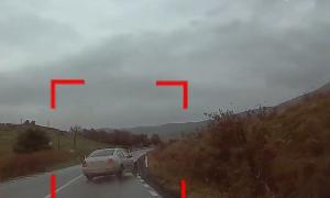 Cursa nebună a unui tânăr din Bistriţa-Năsăud, încheiată cu un accident spectaculos | Video