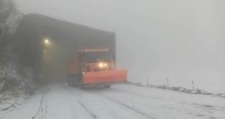 Viscol și ninsoare în zonele montane. Drumarii au de lucru cu deszăpezirea | Video