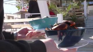 Marea are farmec şi în octombrie. Scoici la ceaun gătite pe plajă, un deliciu la sfârșit de sezon | Video