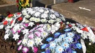 Un primar din Arad îndeamnă oamenii să doneze bani familiilor îndoliate în loc să cumpere coroane