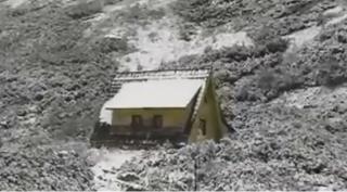 Iarna și-a făcut apariția la munte și a oferit peisaje de neuitat localnicilor și turiștilor (Video)