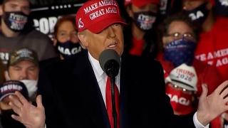 Donald Trump, rețetă de campanie: dans și multă lăudăroşenie. Sondajele îl contrazic