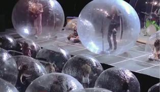 Trupa americană Flaming Lips a susținut primul concert în bule de plastic (Video)